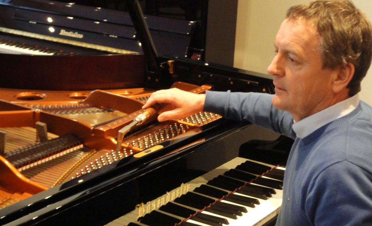 Hugo Menzel stimmt einen Bösendorfer Flügel